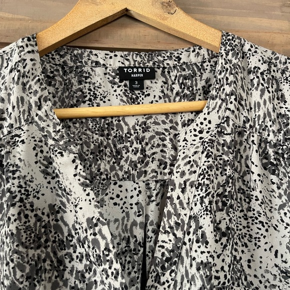 Torrid 3/4 sleeve blouse - Picture 2 of 2